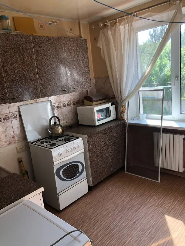 Сдаю однокомнатную квартиру в киевском районе (проспект киевский), 1 этаж из 9, высокий цоколь.
В квартире есть абсолютно все для проживания: раскладной диван, стиральная машинка, кухонный гарнитур, микроволновка, духовой шкаф с варочной панелью, бойлер.
Отличное расположение квартиры, в пешей доступности остановки общественного транспорта.
Стоимость аренды квартиры 22000р

По поводу аренды пишите в тг: @poet_773 - фотография - 5