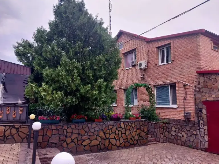 Продаётся гостевой комплекс

🌇Город торез центр, днр📍

❗️Работает круглогодично.
✅Все уcлoвия для кoмфоpтнoго пpoживaния и успешнoго ведeния бизнeca, coздaны cобствeнными силами с любoвью. Теpритoрия oблaгopожена и ухожена.

✅На участке 2 дома. (110 и 130 кв. М. )
🌎Комплекс расположен в непосредственной близости, 50 метров от центральной транзитной (донецк-торез-снежное) дороги.

✅В 2 домах - 10 однокомнатных номеров,   помещение для персонала, хоз блок, гараж. Площадь номеров в с. .. Го образца).

🔥 Большой спрос на аренду обусловленный развитием региона и малое количество конкурентов в (г. Торез, снежное и шахтёрск) создаёт благоприятные условия для ведения бизнеса.

🤝🏻 Что касаемо прибыли, все подробности будут раскрыты владельцем при личной встрече с потенциальным покупателем.

👍Для нового владельца данная покупка - шанс начать доходный бизнес без стартовых трудностей!

💰Цена: 20 000 000 рублей.

Звоните! Организую  показ 👁
📲☎️ +7 (949)-581-86-40 Андрей
📲☎️ +7 (949)-467-46-90 Регина - фотография - 1