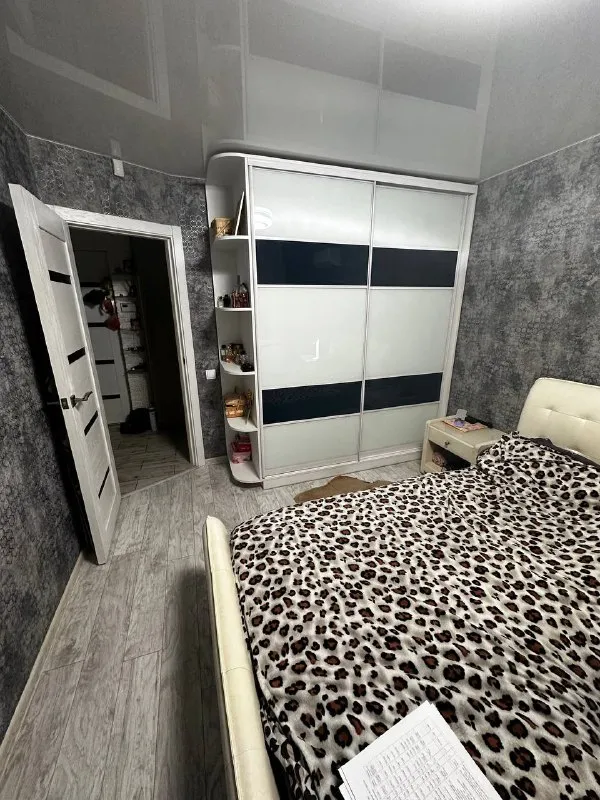 Продам 3-х комнатную квартиру
🔥🔥Центр мариуполя пр. Ленина 91🔥🔥(напротив 3-й горбольницы)
Дом во время сво не пострадал
Вода есть всегда!
🔵1/9, Цоколь высокий
🔵64,8 М2 не угловая
🔵Большая лоджия и подвал
🔵 Видеонаблюдение+ можно подключить охрану
🔵Мебель и быт. Техника(частично) остаются новому владельцу
🔵Состояние : ремонт был сделан в 2020 году, делали для себя, на кухне сделан ремонт в 2024 году
🔵Документы поданы в росреестр

7,9 Млн. Руб

🏘️Отлично развита инфраструктура: рядом горбольница, центральный рынок, магазины, школы, садики, остановки во все точки города
🚙Парковка большая
5 Мин на машине до моря🌴
Подробнее в лс или по номеру
+79496466931 Яна - фотография - 9