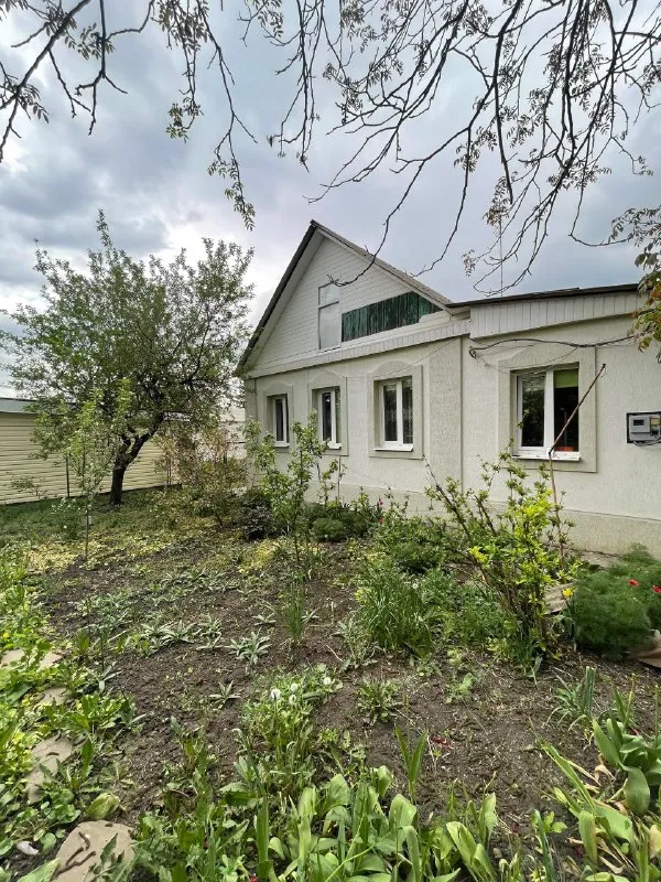 ‼️Продажа дома‼️

🏡Продается газифицированный дом
🗺Г. Харцызск днр
✅Ориентир: трест, район 5 школы, магазин

🏡Земельный участок–6 соток (приватизирован)
✅Площадь дома–61 м2+ пристройка к дому–31 м2

✅4 Жилые комнаты, 2 гостинные, 2 спальни, кухня, прихожая, санузел
✅Окна пластиковые, дом литой, утеплен, центральная канализация, водопровод, канализация - пластик
✅Колодец
Двор - бетон
Гараж
🧾Документы готовы
🔥Собственник

💴Цена: 7🍋400.000 рублей
Торг‼️
☎️+7(949) 404-51-48 Анастасия+
Вацап; tелеграм

📨Подписаться - фотография - 1
