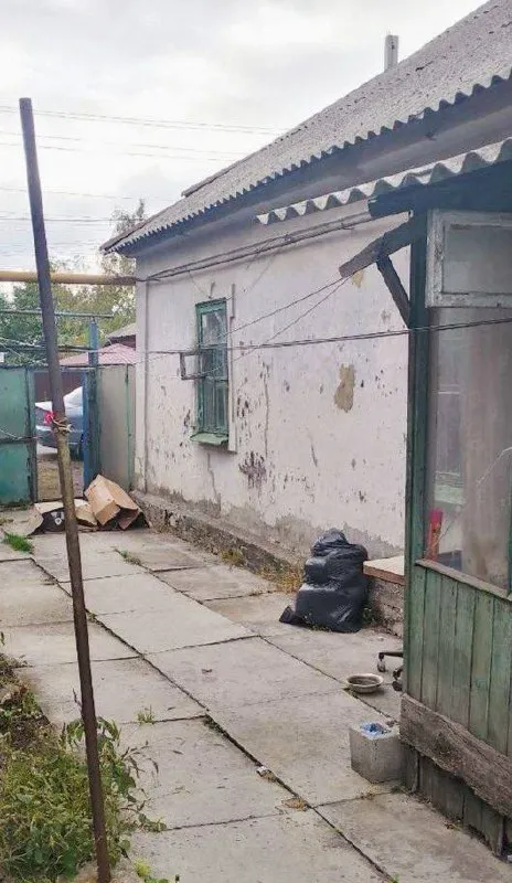 Продажа дома (квартиры на земле) в куйбышевском районе города донецка.
Основные характеристики:
• Тип: квартира на земле.
• Расположение: куйбышевский район, донецк.
• Площадь дома: 43 квадратных метра.
• Коммуникации: газ, вода, канализация – все есть.
• Состояние: жилое, но требуется косметический ремонт.
• Мебель: вся мебель остается.
• Ремонт и улучшения:
1)Поменяна сантехника.
2)Установлен бойлер.
3)Заменены водопроводные трубы на пластиковые.
• Особенности: дом очень теплый, есть собственная земля с возможностью обустройства зоны отдыха.
• Цена: 1 750 000 рублей.
Для получения дополнительной информации и по всем вопросам следует обращаться по телефону +79496142253 (оксана). - фотография - 3