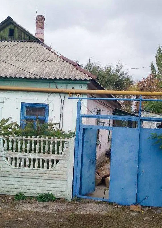 Продажа дома (квартиры на земле) в куйбышевском районе города донецка.
Основные характеристики:
• Тип: квартира на земле.
• Расположение: куйбышевский район, донецк.
• Площадь дома: 43 квадратных метра.
• Коммуникации: газ, вода, канализация – все есть.
• Состояние: жилое, но требуется косметический ремонт.
• Мебель: вся мебель остается.
• Ремонт и улучшения:
1)Поменяна сантехника.
2)Установлен бойлер.
3)Заменены водопроводные трубы на пластиковые.
• Особенности: дом очень теплый, есть собственная земля с возможностью обустройства зоны отдыха.
• Цена: 1 750 000 рублей.
Для получения дополнительной информации и по всем вопросам следует обращаться по телефону +79496142253 (оксана). - фотография - 5