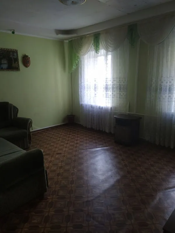 Продам 1/2 часть финского дома (квартира на земле)

🌇Донецк, петровский р-н, ул. Летняя. 📍

🏡Дом общей площадью 72 м2, состоит из  трех жилых комнат, санузла, кухни, прихожей.
⛽ Газифицирован, отопление индивидуальное газ. Котел, окна пластик.
💦Вода в доме и во дворе. Дом очень уютный, но требует небольших вложений.
🌎Участок земли 6 соток с плодовыми деревьями, гараж, хоз. Постройка.
❗Хорошее местоположение: в шаговой доступности: садик, школа, рынок, магазины и остановка общественного транспорта.

📑Документы готовы, задолжностей нет, владелец в донецке.

💰Цена 2 700 000 ₽ + агентские.
Торг после просмотра
📲☎+79494706765 Андрей ан.

Подписаться  |  дать объявление - фотография - 4
