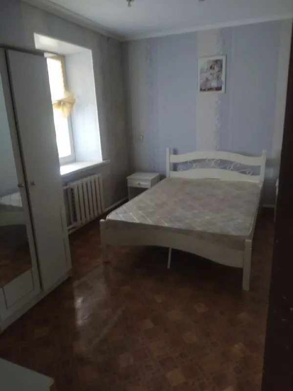 Продам 1/2 часть финского дома (квартира на земле)

🌇Донецк, петровский р-н, ул. Летняя. 📍

🏡Дом общей площадью 72 м2, состоит из  трех жилых комнат, санузла, кухни, прихожей.
⛽ Газифицирован, отопление индивидуальное газ. Котел, окна пластик.
💦Вода в доме и во дворе. Дом очень уютный, но требует небольших вложений.
🌎Участок земли 6 соток с плодовыми деревьями, гараж, хоз. Постройка.
❗Хорошее местоположение: в шаговой доступности: садик, школа, рынок, магазины и остановка общественного транспорта.

📑Документы готовы, задолжностей нет, владелец в донецке.

💰Цена 2 700 000 ₽ + агентские.
Торг после просмотра
📲☎+79494706765 Андрей ан.

Подписаться  |  дать объявление - фотография - 5
