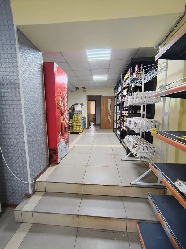 💥Аренда помещения 📍ул. Артема, шахтерская площадь.

Встроенное помещение на 1м этаже жилого дома с отдельным входом с ул. Артёма. Общая площадь 100кв. М. Планировка помещения: два торговых зала, комната персонала, подсобное помещение. В помещении есть пожарная и охранная сигнализация. Автономное газовое отопление. Вода по графику есть всегда.

Помещение хорошо просматривается с проезжей части, расположено рядом с остановками и жилым массивом.

Цена аренды: 120 000 рублей в месяц+ комм. Услуги

☎️Тел: + 79494991069 ( whatsapp, тelegram, viber)
✅Подписывайтесь на нас, и будь в курсе событий на рынке недвижимости:
Https://vk. Com/club112971253 - фотография - 2