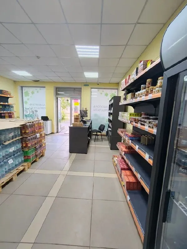 💥Аренда помещения 📍ул. Артема, шахтерская площадь.

Встроенное помещение на 1м этаже жилого дома с отдельным входом с ул. Артёма. Общая площадь 100кв. М. Планировка помещения: два торговых зала, комната персонала, подсобное помещение. В помещении есть пожарная и охранная сигнализация. Автономное газовое отопление. Вода по графику есть всегда.

Помещение хорошо просматривается с проезжей части, расположено рядом с остановками и жилым массивом.

Цена аренды: 120 000 рублей в месяц+ комм. Услуги

☎️Тел: + 79494991069 ( whatsapp, тelegram, viber)
✅Подписывайтесь на нас, и будь в курсе событий на рынке недвижимости:
Https://vk. Com/club112971253 - фотография - 3