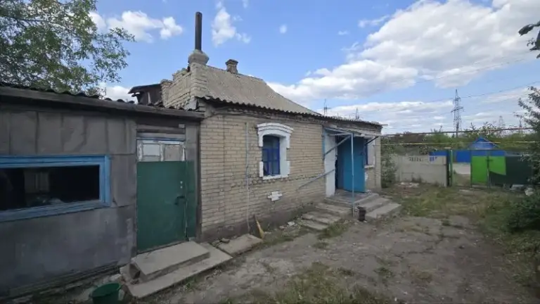 Продам дом с гаражом, возле мкр. "текстильщик"
Цена: 1 млн рублей, возможен торг!

🌍Дом расположен срузу за "петровским" мостом, поселок "мандрыкино ".

☝️Дом в хорошем, жилом состоянии, тёплый и сухой!
✅Крыша перекрыта,
✅ Центральный водопровод,
✅ Санузел в доме,
✅ Газ по забору,
✅Печное отопление,
✅Сливная яма,
✅Гараж,
✅ Летняя кухня,
✅ Фруктовые деревья,
✅Место для отдыха и авто во дворе!
☝️Отличный вариант по приемлемой цене, как для постоянной жизни, так и для дачи!

☎️+7949 451 3060, Александр топ риелтор днр, звоните, пишите в телеграм, если не отвечаю! - фотография - 7
