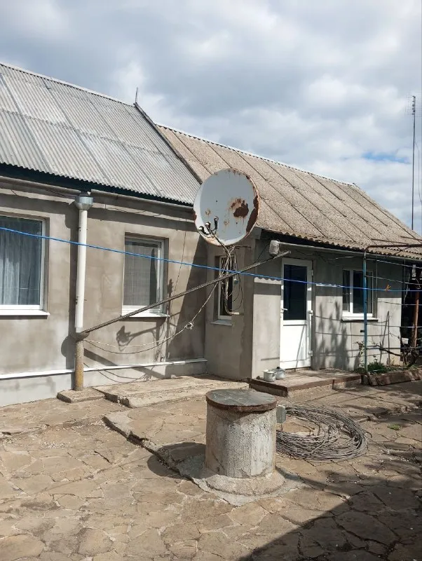 ‼️Продажа дома‼️
🏡От собственника продаётся дом с. Василевка, амвросиевкого района г. Амросиевка днр
✅Общая площадь–82 м2
✅Жилая–41 м2
✅Благоустроен, газифицирован, имеются гараж, летняя кухня, хоз. Постройки, дождевик, скважина подключена в дом
✅Земельный участок составляет 59 соток, большой фруктовый сад, виноградник
🧾Документы готовы к продаже
🔥Собственник
💴Цена: 2🍋500.000 рублей
📲Все вопросы по тел:
☎️+7(949) 304-61-89
📨Подписаться - фотография - 1