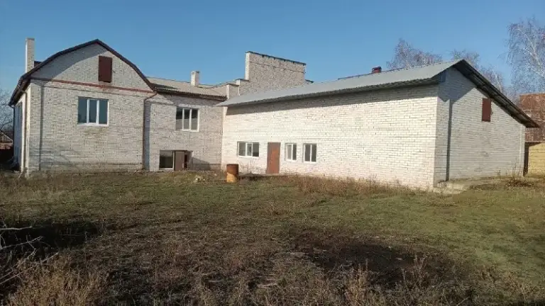 Продаётся большой дом на зугрэс2, ул о. Кошевого, 650м2, без внутренней отделки, площадь участка 1757м2.
Можно под бизнес, в доме гараж 150м2 h 4м, также есть вылитая чаша бассейна 8*3.4 м. И хоз. Сооружение 120м2. Удобное месторасположение-800 метров до трассы луганск - донецк. К дому 2 подъезда. Отопление центральное, электричество 380в, газ по меже, канализация и вода по дому разведена, собственник, документы готовы, 4 600 000 рублей, +7 949 329-7027

▪️ Недвижимость большого харцызска 👈 подписаться
▪️ Разместить объявление
▪️ Обсудить - фотография - 2