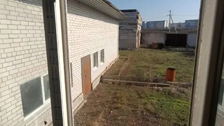 Продаётся большой дом на зугрэс2, ул о. Кошевого, 650м2, без внутренней отделки, площадь участка 1757м2.
Можно под бизнес, в доме гараж 150м2 h 4м, также есть вылитая чаша бассейна 8*3.4 м. И хоз. Сооружение 120м2. Удобное месторасположение-800 метров до трассы луганск - донецк. К дому 2 подъезда. Отопление центральное, электричество 380в, газ по меже, канализация и вода по дому разведена, собственник, документы готовы, 4 600 000 рублей, +7 949 329-7027

▪️ Недвижимость большого харцызска 👈 подписаться
▪️ Разместить объявление
▪️ Обсудить - фотография - 4