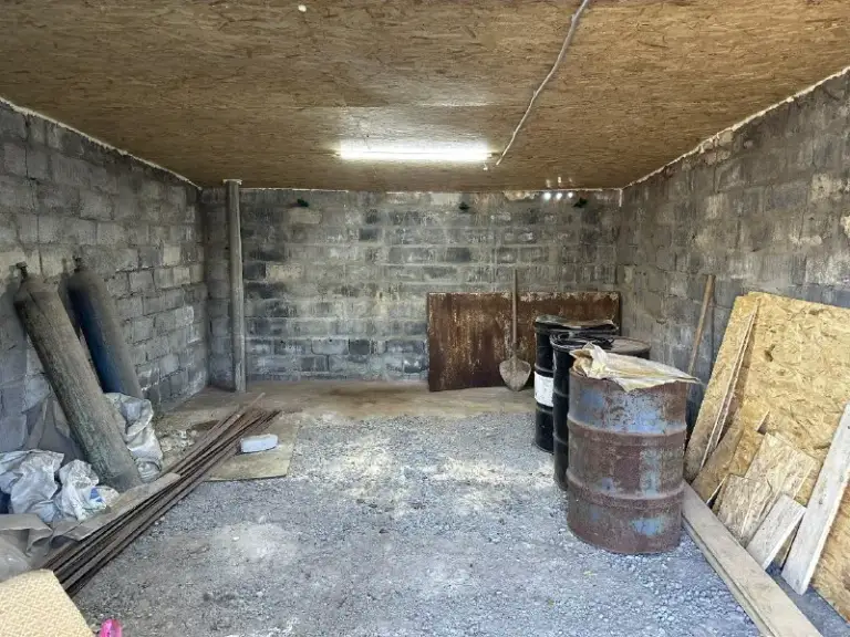 Продам гараж. Харцызск на трубной стороне в кооперативе лада. Крыша полностью перекрыта в сентябре 2025г. С внутренней стороны дополнительно обшита осби, проведено электричество. Звонить по телефону +79494802353

▪️ Недвижимость большого харцызска 👈 подписаться
▪️ Разместить объявление
▪️ Обсудить - фотография - 3