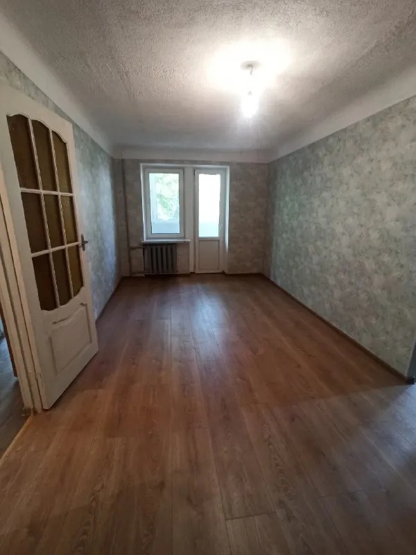 Быстрая сделка!
Продам 2 комнатную квартиру 2/4
Квартира продается вместе с гаражом
В самом центре г. Харзызска
Ориентир: ул. Сеченова
Особенности объекта:
-Площадь 48 кв. М. ;
-Сан. Узел совместный, вся сантехника новая;
-Окна металлопластиковые, балкон металлопластиковый;
-Состояние жилое, сделан свежий капитальный ремонт;
- Счетчики стоят на газ и на воду;
-Газовая колонка, вода круглосуточно;
-Стояки отопления и батареи новые;
-Наличный расчет;
-Документы готовы к продаже;
-Прописанных нет, долгов нет;
Удобное расположение: рядом есть все необходимое для жизни – школа, садик, магазины, супермаркеты, рынок.

Стоимость 3 700 000 рублей;
Просмотр в любое удобное время
Валентин +7949 554 15 98 telegram

▪️ Недвижимость большого харцызска 👈 подписаться
▪️ Разместить объявление
▪️ Обсудить - фотография - 3