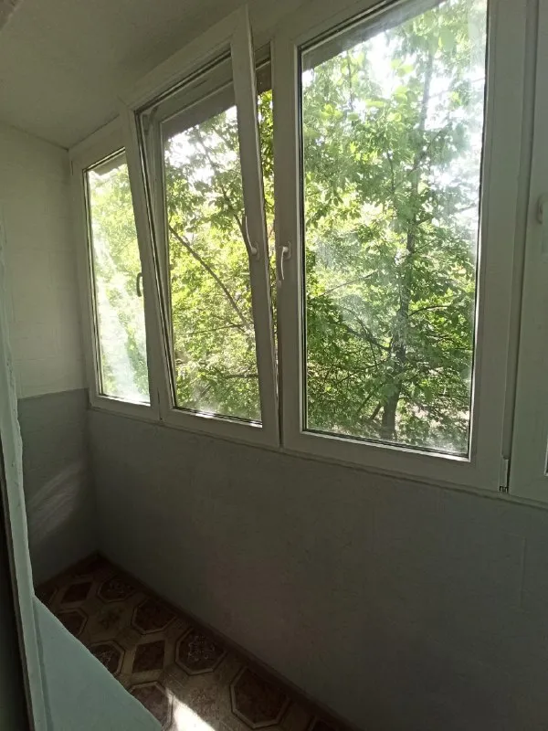 Быстрая сделка!
Продам 2 комнатную квартиру 2/4
Квартира продается вместе с гаражом
В самом центре г. Харзызска
Ориентир: ул. Сеченова
Особенности объекта:
-Площадь 48 кв. М. ;
-Сан. Узел совместный, вся сантехника новая;
-Окна металлопластиковые, балкон металлопластиковый;
-Состояние жилое, сделан свежий капитальный ремонт;
- Счетчики стоят на газ и на воду;
-Газовая колонка, вода круглосуточно;
-Стояки отопления и батареи новые;
-Наличный расчет;
-Документы готовы к продаже;
-Прописанных нет, долгов нет;
Удобное расположение: рядом есть все необходимое для жизни – школа, садик, магазины, супермаркеты, рынок.

Стоимость 3 700 000 рублей;
Просмотр в любое удобное время
Валентин +7949 554 15 98 telegram

▪️ Недвижимость большого харцызска 👈 подписаться
▪️ Разместить объявление
▪️ Обсудить - фотография - 6