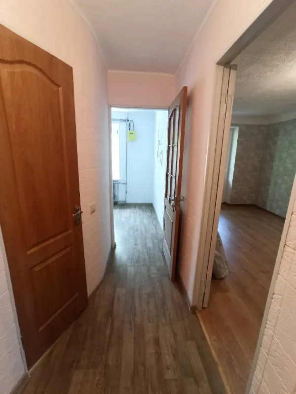Быстрая сделка!
Продам 2 комнатную квартиру 2/4
Квартира продается вместе с гаражом
В самом центре г. Харзызска
Ориентир: ул. Сеченова
Особенности объекта:
-Площадь 48 кв. М. ;
-Сан. Узел совместный, вся сантехника новая;
-Окна металлопластиковые, балкон металлопластиковый;
-Состояние жилое, сделан свежий капитальный ремонт;
- Счетчики стоят на газ и на воду;
-Газовая колонка, вода круглосуточно;
-Стояки отопления и батареи новые;
-Наличный расчет;
-Документы готовы к продаже;
-Прописанных нет, долгов нет;
Удобное расположение: рядом есть все необходимое для жизни – школа, садик, магазины, супермаркеты, рынок.

Стоимость 3 700 000 рублей;
Просмотр в любое удобное время
Валентин +7949 554 15 98 telegram

▪️ Недвижимость большого харцызска 👈 подписаться
▪️ Разместить объявление
▪️ Обсудить - фотография - 7