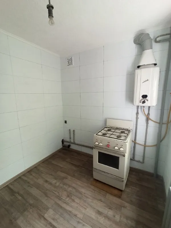 Быстрая сделка!
Продам 2 комнатную квартиру 2/4
Квартира продается вместе с гаражом
В самом центре г. Харзызска
Ориентир: ул. Сеченова
Особенности объекта:
-Площадь 48 кв. М. ;
-Сан. Узел совместный, вся сантехника новая;
-Окна металлопластиковые, балкон металлопластиковый;
-Состояние жилое, сделан свежий капитальный ремонт;
- Счетчики стоят на газ и на воду;
-Газовая колонка, вода круглосуточно;
-Стояки отопления и батареи новые;
-Наличный расчет;
-Документы готовы к продаже;
-Прописанных нет, долгов нет;
Удобное расположение: рядом есть все необходимое для жизни – школа, садик, магазины, супермаркеты, рынок.

Стоимость 3 700 000 рублей;
Просмотр в любое удобное время
Валентин +7949 554 15 98 telegram

▪️ Недвижимость большого харцызска 👈 подписаться
▪️ Разместить объявление
▪️ Обсудить - фотография - 9