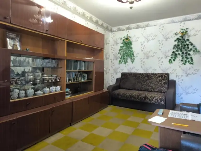 Срочная продажа!супер цена!продается 2х- комнатная квартира
Г. Харцызск, черёмушки, к-л юбилейный, район кинотеатра.
3Эт/5эт дома, общ. Пл. 44 м2,не угловая. Замечательная планировка, раздельные комнаты, большая кухня.
Квартира в очень хорошем жилом состоянии. Балкон остеклен м/ п окнами. Все коммуникации в рабочем состоянии. Вода по графику, доходит.
Отличное месторасположение. В шаговой доступности рынок, школа, садик, остановка.

Документы полностью готовы к сделке, никто не прописан.
Цена 2мл 600т₽. Торг
Тел: +7 949 36 18 519

▪️ Недвижимость большого харцызска 👈 подписаться
▪️ Разместить объявление
▪️ Обсудить - фотография - 3