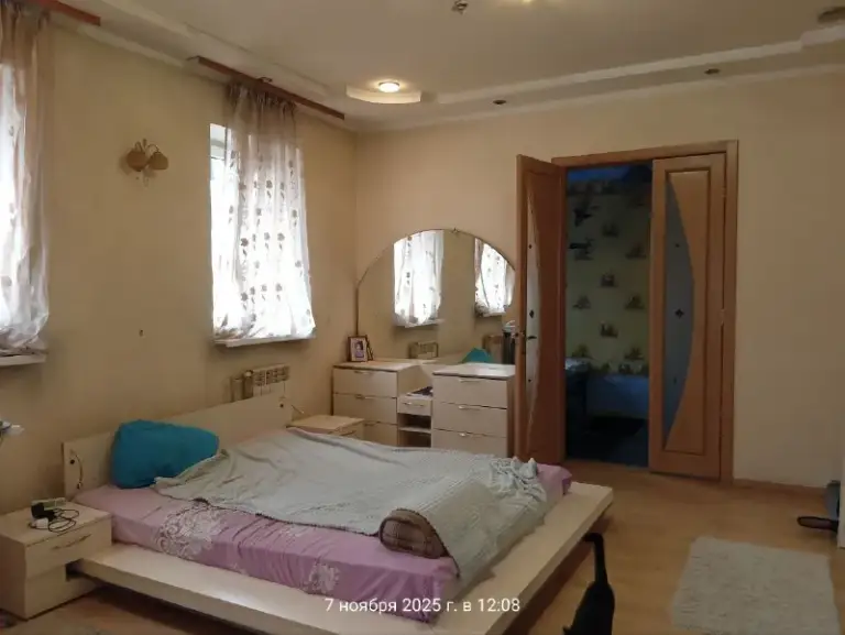 Аренда дома на стройдетали (г. Донецк), ор-р ул. Шахтинская (рядом покровский рынок, храм). Три комнаты, кухня, удобства, индивидуальное газовое отопление. Вода постоянно. Приятное состояние. Участок 2 сотки, заезд авто. Цена 70 000руб. Ан анна +7 949 470 04 83 (феникс), +7 949 796 89 69 (миранда). - фотография - 4