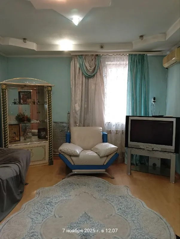 Аренда дома на стройдетали (г. Донецк), ор-р ул. Шахтинская (рядом покровский рынок, храм). Три комнаты, кухня, удобства, индивидуальное газовое отопление. Вода постоянно. Приятное состояние. Участок 2 сотки, заезд авто. Цена 70 000руб. Ан анна +7 949 470 04 83 (феникс), +7 949 796 89 69 (миранда). - фотография - 5