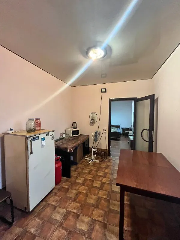 ‼️Аренда комнат‼️

🏡Аренда комнат в доме гостевого типа г. Донецк днр
🗺Ориентир: ленинский «ровд»

✅Сдам 6 отдельных комнат, каждая с ключами, 2 санузла, общая кухня, веранда, двор, парковочные места, гараж.
Интернет.
✅Срок от 1 месяца.
Вода ежедневно.
Больше фото по запросу.
💴Цена: 10.000₽/койко-место + свет, газ, вода, интернет.
☎️+79494194208

📨Подписаться - фотография - 3