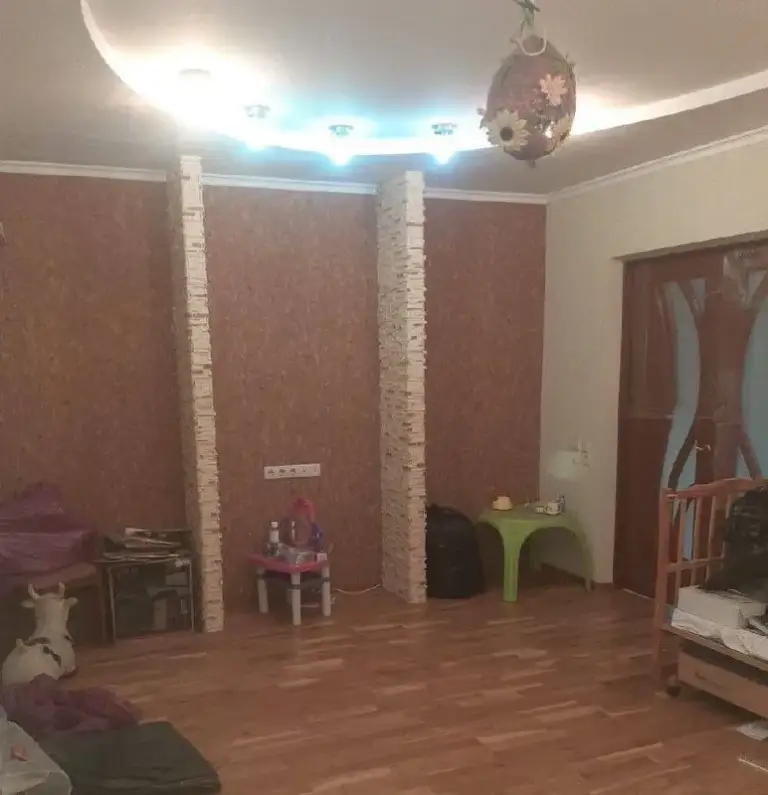 3-К дом в петровском районе!

Начатый ремонт, росреестр, 2.5 млн!
Продается 3-комнатный дом в петровском районе донецка! Отличный вариант для тех, кто готов доделать ремонт под себя.
Площадь: 51,2 кв. М. , кухня 6 кв. М.
В стадии ремонта: все радиаторы новые, стены отшпаклеваны, потолок подвесной. Зал полностью отремонтирован с новыми дверями!
Отопление: газовый двухконтурный котел.
Документы готовы: зарегистрированы в росреестре – чистая сделка!

🔢🔢🔢🔢🔢🔢🔢 🅰️🅰️🅰️🅰️🅰️🅰️

Запись на просмотр по телефону: +79496142253 оксана - фотография - 6