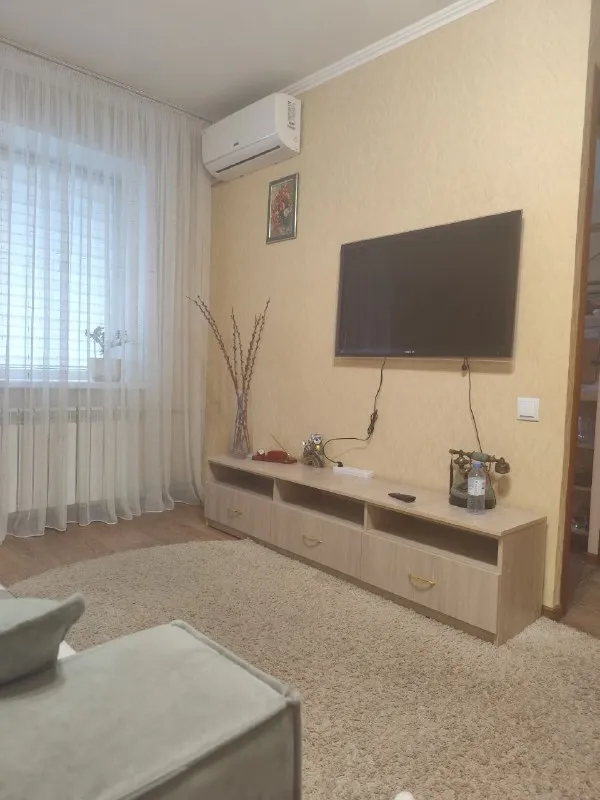 ⚡️Аренда квартиры от собственника

🏡Сдается уютная ухоженная однокомнатная квартира в калининском районе донецка (ул. М. Ульяновой)
✅Общая площадь 30 кв. М 5 этаж 5-ки, дом кирпичный, в середине дома.
✅Вода через накопительный бак.
✅Есть все для проживания - техника, мебель, посуда.
Удобное месторасположение - все рядом - детский сад, школы, мед. Универ, магазины, рынок и т. Д.

💴Стоимость 30000+счетчики+ залог (готова разбить на части)

✅ Только долгосрочная аренда (минимум на 6 месяцев).

‼️Долгосрочная аренда

Младше 25 лет, военных, и с животными не беру. Отдам предпочтение чистоплотной девушке или молодой семье.

☎️Тел: +7949 398 84 28 анна

Аренда днр - фотография - 1
