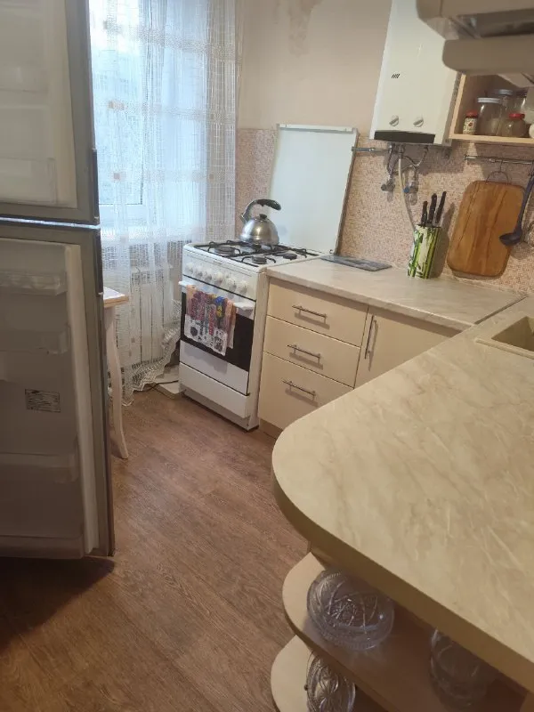 ⚡️Аренда квартиры от собственника

🏡Сдается уютная ухоженная однокомнатная квартира в калининском районе донецка (ул. М. Ульяновой)
✅Общая площадь 30 кв. М 5 этаж 5-ки, дом кирпичный, в середине дома.
✅Вода через накопительный бак.
✅Есть все для проживания - техника, мебель, посуда.
Удобное месторасположение - все рядом - детский сад, школы, мед. Универ, магазины, рынок и т. Д.

💴Стоимость 30000+счетчики+ залог (готова разбить на части)

✅ Только долгосрочная аренда (минимум на 6 месяцев).

‼️Долгосрочная аренда

Младше 25 лет, военных, и с животными не беру. Отдам предпочтение чистоплотной девушке или молодой семье.

☎️Тел: +7949 398 84 28 анна

Аренда днр - фотография - 5