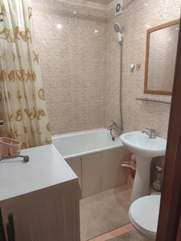 ⚡️Аренда квартиры от собственника

🏡Сдается уютная ухоженная однокомнатная квартира в калининском районе донецка (ул. М. Ульяновой)
✅Общая площадь 30 кв. М 5 этаж 5-ки, дом кирпичный, в середине дома.
✅Вода через накопительный бак.
✅Есть все для проживания - техника, мебель, посуда.
Удобное месторасположение - все рядом - детский сад, школы, мед. Универ, магазины, рынок и т. Д.

💴Стоимость 30000+счетчики+ залог (готова разбить на части)

✅ Только долгосрочная аренда (минимум на 6 месяцев).

‼️Долгосрочная аренда

Младше 25 лет, военных, и с животными не беру. Отдам предпочтение чистоплотной девушке или молодой семье.

☎️Тел: +7949 398 84 28 анна

Аренда днр - фотография - 8