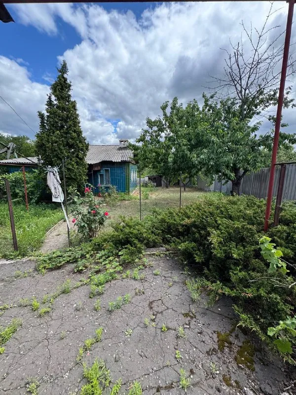 Срочно продается 🏡 дом

🌇Макеевка, кировская сторона, совколония. 📍

✅Общая площадь 67.2кв. М, три комнаты, кухня, санузел.
⛽Дом газифицирован
💦Канализация и вода центральная
✅Фундамент - бутовый камень, стены - шлакоблок ( толщина 40 см), потолки 310см - железобетонные плиты, крыша перекрыта.
✅В доме большой сухой подвал.
🅿 Два гаража, один со смотровой ямой, сарай, 6 соток земли.
✅Есть летний дом, полностью со всеми коммуникациями : санузел, две комнаты, кухня, газ, вода, свет, канализация.
Развитая инфраструктура !

📑Документы готовы.
📷Больше фото по запросу.
💰Цена 4 500 000 ₽

☎️+79493418412 Лилия ан терем

Подписаться  |  дать объявление - фотография - 2