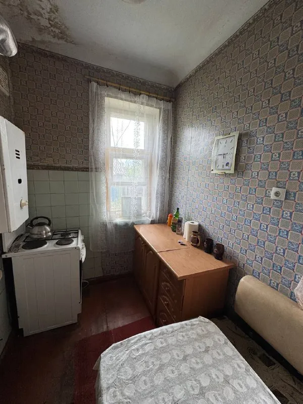 Срочно продается 🏡 дом

🌇Макеевка, кировская сторона, совколония. 📍

✅Общая площадь 67.2кв. М, три комнаты, кухня, санузел.
⛽Дом газифицирован
💦Канализация и вода центральная
✅Фундамент - бутовый камень, стены - шлакоблок ( толщина 40 см), потолки 310см - железобетонные плиты, крыша перекрыта.
✅В доме большой сухой подвал.
🅿 Два гаража, один со смотровой ямой, сарай, 6 соток земли.
✅Есть летний дом, полностью со всеми коммуникациями : санузел, две комнаты, кухня, газ, вода, свет, канализация.
Развитая инфраструктура !

📑Документы готовы.
📷Больше фото по запросу.
💰Цена 4 500 000 ₽

☎️+79493418412 Лилия ан терем

Подписаться  |  дать объявление - фотография - 9