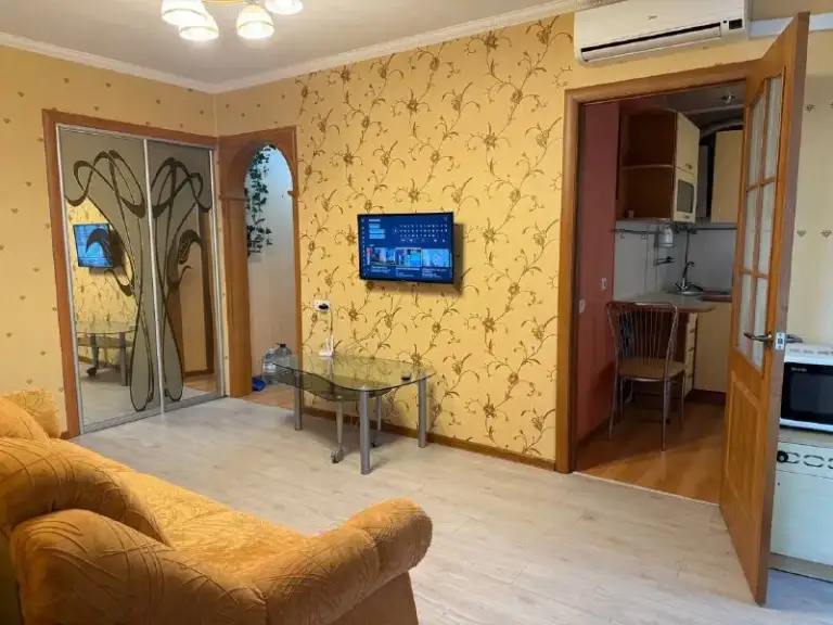 Посуточно 3 ком. Квартира
🌇Центр донецка, ворошиловский район, проспект ватутина, звездочка. 📍
✅3 Этаж.
✅Мебель, техника.
✅Двуспальный диван, 2 односпальные кровати, цифровое телевидение, интернет, роутер, посуда, постельное к вашим услугам!
❗️Возраст строго 18+, курение только на балконе ! Не сдаётся для проведения вечеринок!
📲☎️+79494707442 Или telegram
Подписаться | дать объявление - фотография - 3