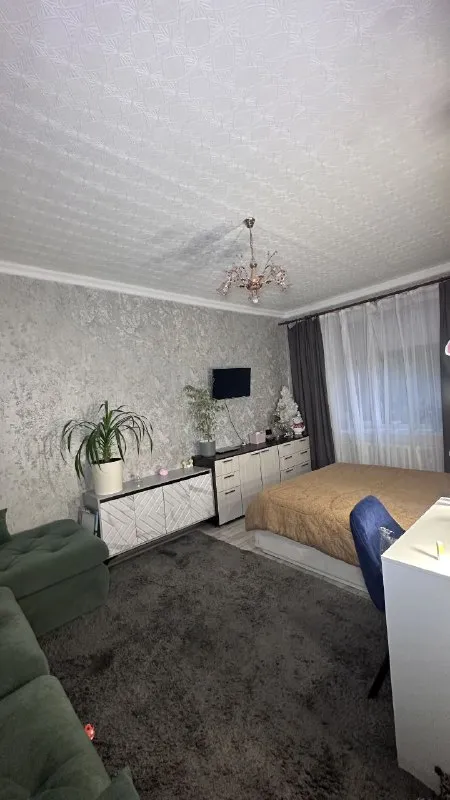 Харцызск
Продам крупногабаритную 3-комнатную квартиру в центре, 1/4 кирпичного дома
✅ Общая площадь 74.35 квадратных метра, жилая 52.34
✅ Не угловая
✅ Высокие потолки
✅ Есть подвал и кладовка
✅ Водопровод и канализация поменяны
✅ Окна пластик
✅ Хорошая входная дверь
✅ Газовая колонка автомат
✅ Все комнаты раздельные
✅ Санузел раздельный
Квартира находится по улице постышева, рядом остановки, магазины, школа, садик, больница. Квартира тёплая и сухая, частично с ремонтом 5 400 000₽.
+79493493760
+79494450191

Екатерина - фотография - 2