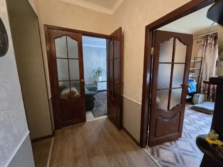 Харцызск
Продам крупногабаритную 3-комнатную квартиру в центре, 1/4 кирпичного дома
✅ Общая площадь 74.35 квадратных метра, жилая 52.34
✅ Не угловая
✅ Высокие потолки
✅ Есть подвал и кладовка
✅ Водопровод и канализация поменяны
✅ Окна пластик
✅ Хорошая входная дверь
✅ Газовая колонка автомат
✅ Все комнаты раздельные
✅ Санузел раздельный
Квартира находится по улице постышева, рядом остановки, магазины, школа, садик, больница. Квартира тёплая и сухая, частично с ремонтом 5 400 000₽.
+79493493760
+79494450191

Екатерина - фотография - 3