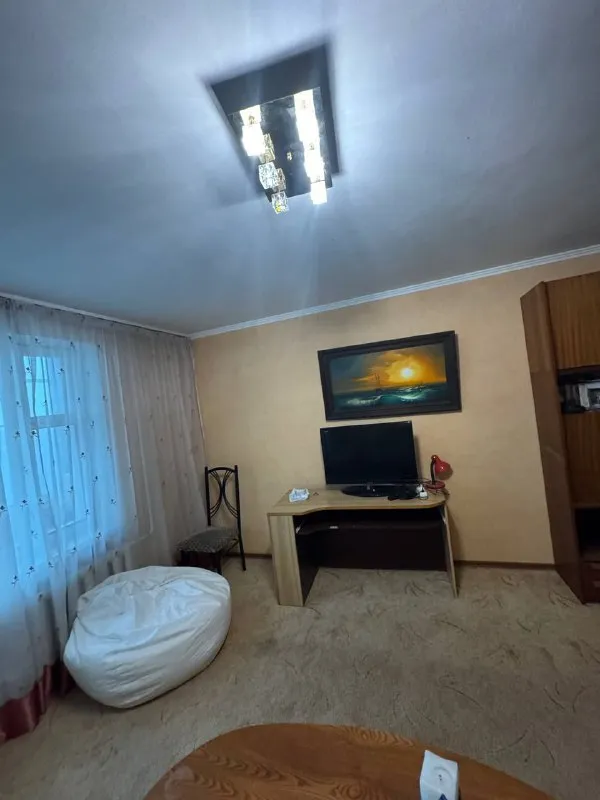 Продам 3-х комнатную квартиру

🌇Харцызск, центр, район тц «триумф». 📍

✅Общая площадь 66кв. М, 4 этаж 9 этажного дома.
✅В квартире два застекленных балкона, комнаты раздельные.
✅Квартира в жилом состоянии.
🎁Мебель остается.
📍Шикарное месторасположение: самое сердце харцызска !

👁Просмотр в любое удобное для вас время !

💰Цена 6 000 000 ₽ торг

📲☎️+79493418412 Лилия ан терем

Подписаться | дать объявление - фотография - 3