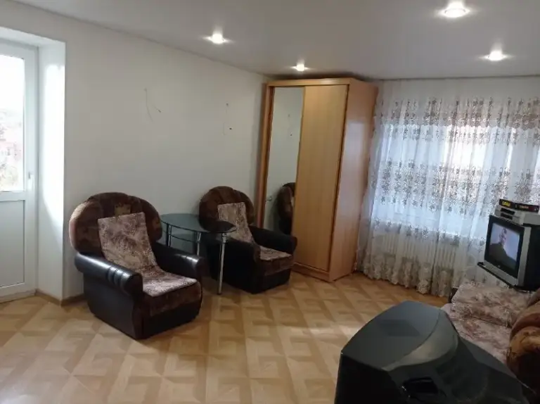 Продаётся 1 - комнатная квартира
🌇В киевском районе донецка (улица листопрокатчиков) 📍
✅Квартира с ремонтом
✅ 10 Этаж 10-этажного дома с тех. Этажом
✅ Лифт работает, вода по графику
✅ Площадь - 40м2
✅ Два балкона, один застеклён
✅ Квартира очень тёплая, после ремонта (натяжные потолки, ламинат, окна пластиковые)
🎁 Мебель, техника и прочее остаётся - можно сразу заселяться.
💰Цена: 3 000 000 ₽ торг уместен
📲☎️+79493451581
Подписаться | дать объявление - фотография - 3