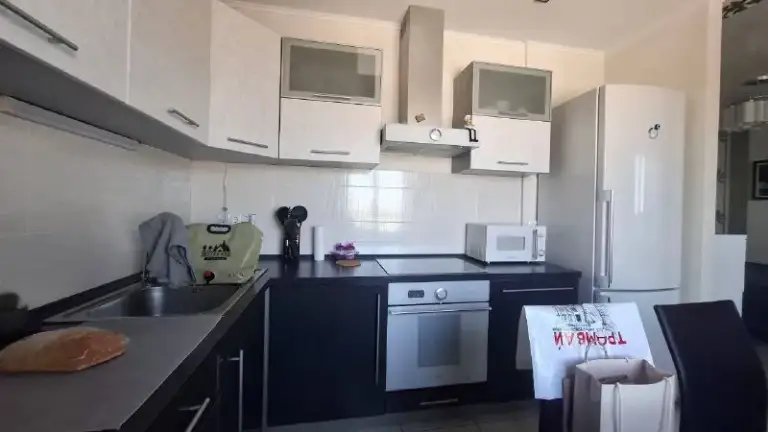 Продам крупногабаритную 1-комнатную квартиру в городе донецке! Улица куйбышева! Район галактики!
Квартира расположена на 15 этаже 18-ти этажного дома!
Общая площадь квартиры 43 кв. М.
Жилая площадь 21 кв. М.
Квартира с качественным ремонтом и со всей необходимой мебелью и техникой!
Санузел совмещен!
Состояние - заходи и живи!
Документы готовы к продаже!
Цена 4,3 млн. Рублей!
Тел. : +79493079990;+79895278779 - фотография - 6