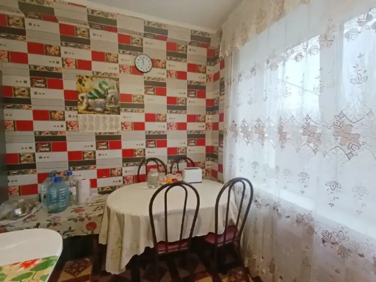 ‼️☝️Продам 1- комнатную квартиру в центре пролетарского района, ул. Армавирская, 13 а. ,
Рядом с администрацией.
📌Этажность 4/5.
📌Общая пл. 32 кв, м, кухня 7,5 кв. М.
📌Дом кирпичный.
☝️‼️Квартира в отличном состоянии, заменена проводка, металлопластиковые окна, застеклённый балкон, пластиковые водопроводные и канализационные трубы.
Вложений не требует!
☝️‼️Месторасположение идеальное: напротив школа, детсад, администрация, остановка, магазины.
✅Прописанных и долгов по квартире нет.
💰Стоимость квартиры: 2 900 000 руб. Разумный торг.
☎️Для просмотра звоните: +79493454298; +79493758610 - фотография - 2