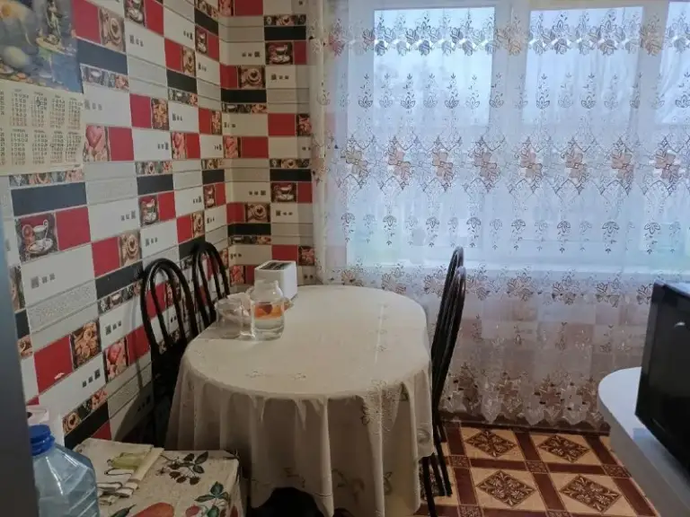‼️☝️Продам 1- комнатную квартиру в центре пролетарского района, ул. Армавирская, 13 а. ,
Рядом с администрацией.
📌Этажность 4/5.
📌Общая пл. 32 кв, м, кухня 7,5 кв. М.
📌Дом кирпичный.
☝️‼️Квартира в отличном состоянии, заменена проводка, металлопластиковые окна, застеклённый балкон, пластиковые водопроводные и канализационные трубы.
Вложений не требует!
☝️‼️Месторасположение идеальное: напротив школа, детсад, администрация, остановка, магазины.
✅Прописанных и долгов по квартире нет.
💰Стоимость квартиры: 2 900 000 руб. Разумный торг.
☎️Для просмотра звоните: +79493454298; +79493758610 - фотография - 4