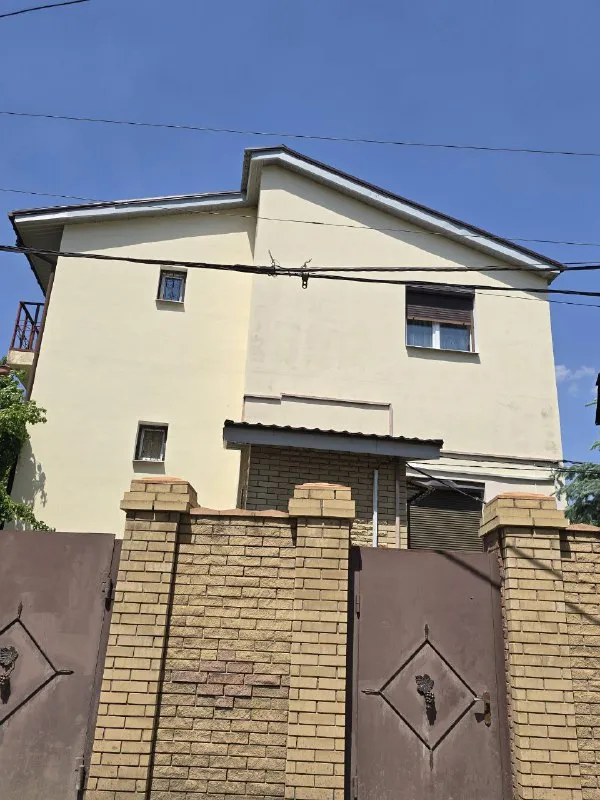 Продам частный дом 🏠

🌇Донецк, возле базы "шахтёр". "кирша". 📍

💰Стоимость:17🍋 ₽

✅Площадь дома:250 м2
👍Это идеальный дом для счастливой жизни.
🌲Отличный дом в экологически чистом месте, возле
Дом 2006 года постройки
✅ 3 Уровня, ремонт 2013 года.
🪵 - фотография - 2