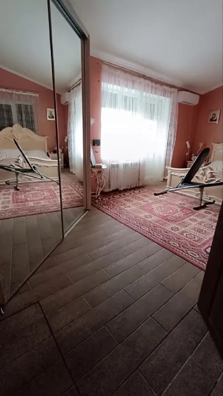 Продам частный дом 🏠

🌇Донецк, возле базы "шахтёр". "кирша". 📍

💰Стоимость:17🍋 ₽

✅Площадь дома:250 м2
👍Это идеальный дом для счастливой жизни.
🌲Отличный дом в экологически чистом месте, возле
Дом 2006 года постройки
✅ 3 Уровня, ремонт 2013 года.
🪵 - фотография - 7