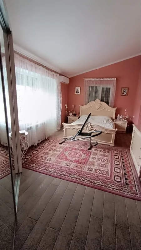 Продам частный дом 🏠

🌇Донецк, возле базы "шахтёр". "кирша". 📍

💰Стоимость:17🍋 ₽

✅Площадь дома:250 м2
👍Это идеальный дом для счастливой жизни.
🌲Отличный дом в экологически чистом месте, возле
Дом 2006 года постройки
✅ 3 Уровня, ремонт 2013 года.
🪵 - фотография - 8