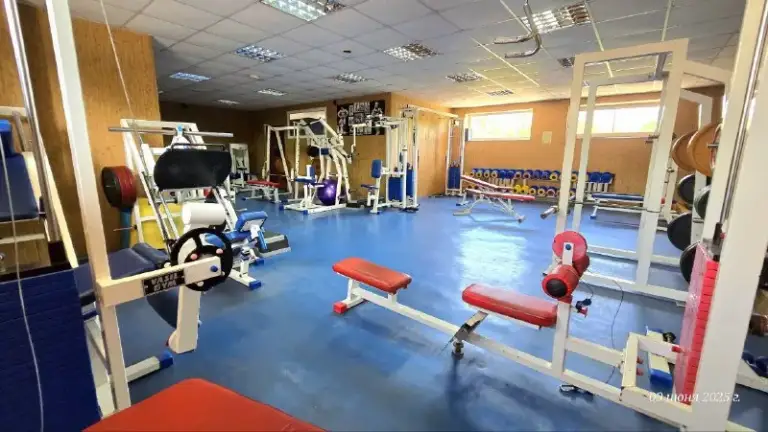 Продается нежилое  2х этажное помещение 400м²

🌇Г. Донецк, петровский район, улица ревякина, "дск", сразу за петровским мостом текстильщик 1 км📍

✅На сегодняшний день, действующий спортивный комплекс с баней, бассейном, бильярдом, зоной отдыха!

✅Можно купить,   как уже готовый бизнес, можно под свои цели и амбиции!

👍Отличное место расположения, рядом с остановкой и главной улицей района

Документы готовы к сделке, собственник в городе, долгов нет!
💰Цена: 17 миллионов + торг

📲☎️+ 7949 451 30 60 Александр, топ риелтор днр или пишите в телеграм

Подписаться  |  дать объявление - фотография - 4