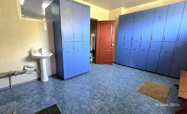 Продается нежилое  2х этажное помещение 400м²

🌇Г. Донецк, петровский район, улица ревякина, "дск", сразу за петровским мостом текстильщик 1 км📍

✅На сегодняшний день, действующий спортивный комплекс с баней, бассейном, бильярдом, зоной отдыха!

✅Можно купить,   как уже готовый бизнес, можно под свои цели и амбиции!

👍Отличное место расположения, рядом с остановкой и главной улицей района

Документы готовы к сделке, собственник в городе, долгов нет!
💰Цена: 17 миллионов + торг

📲☎️+ 7949 451 30 60 Александр, топ риелтор днр или пишите в телеграм

Подписаться  |  дать объявление - фотография - 6
