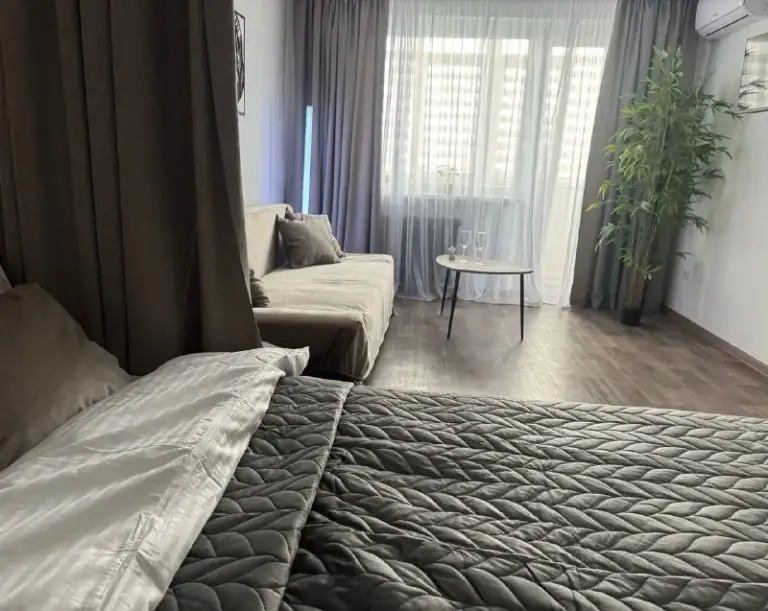 Посуточно стильная 1-комнатная квартира 💦 вода 24/7 🚿
🌇Самый центр макеевки 📍
🛏 Новая двуспальная кровать +дополнительное спальное место — раскладной диван
🍳 Современная кухня: холодильник, плита, микроволновая печь, посуда, чай/кофе, питьевая вода и завтраки бп
🧴 Комплект свежих полотенец, одноразовых тапочек и гигиенических принадлежностей
📶 Быстрый wi-fi, смарт-tv
❄ Кондиционер
🧼 Ст. .. Ьной аренде — скидки 🏷️
📑 Отчётные документы
❗️ При заселении необходимы: паспорт + залог 5000 руб
🚭 Курение только на балконе
📲+79498299949(Телеграмм)
@Posytochno_centr
📲☎️+79493823832
Подписаться | дать объявление - фотография - 2