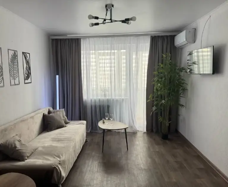 Посуточно стильная 1-комнатная квартира 💦 вода 24/7 🚿
🌇Самый центр макеевки 📍
🛏 Новая двуспальная кровать +дополнительное спальное место — раскладной диван
🍳 Современная кухня: холодильник, плита, микроволновая печь, посуда, чай/кофе, питьевая вода и завтраки бп
🧴 Комплект свежих полотенец, одноразовых тапочек и гигиенических принадлежностей
📶 Быстрый wi-fi, смарт-tv
❄ Кондиционер
🧼 Ст. .. Ьной аренде — скидки 🏷️
📑 Отчётные документы
❗️ При заселении необходимы: паспорт + залог 5000 руб
🚭 Курение только на балконе
📲+79498299949(Телеграмм)
@Posytochno_centr
📲☎️+79493823832
Подписаться | дать объявление - фотография - 4
