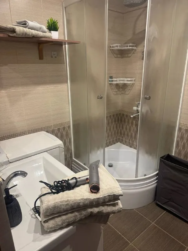 Посуточно стильная 1-комнатная квартира 💦 вода 24/7 🚿
🌇Самый центр макеевки 📍
🛏 Новая двуспальная кровать +дополнительное спальное место — раскладной диван
🍳 Современная кухня: холодильник, плита, микроволновая печь, посуда, чай/кофе, питьевая вода и завтраки бп
🧴 Комплект свежих полотенец, одноразовых тапочек и гигиенических принадлежностей
📶 Быстрый wi-fi, смарт-tv
❄ Кондиционер
🧼 Ст. .. Ьной аренде — скидки 🏷️
📑 Отчётные документы
❗️ При заселении необходимы: паспорт + залог 5000 руб
🚭 Курение только на балконе
📲+79498299949(Телеграмм)
@Posytochno_centr
📲☎️+79493823832
Подписаться | дать объявление - фотография - 8