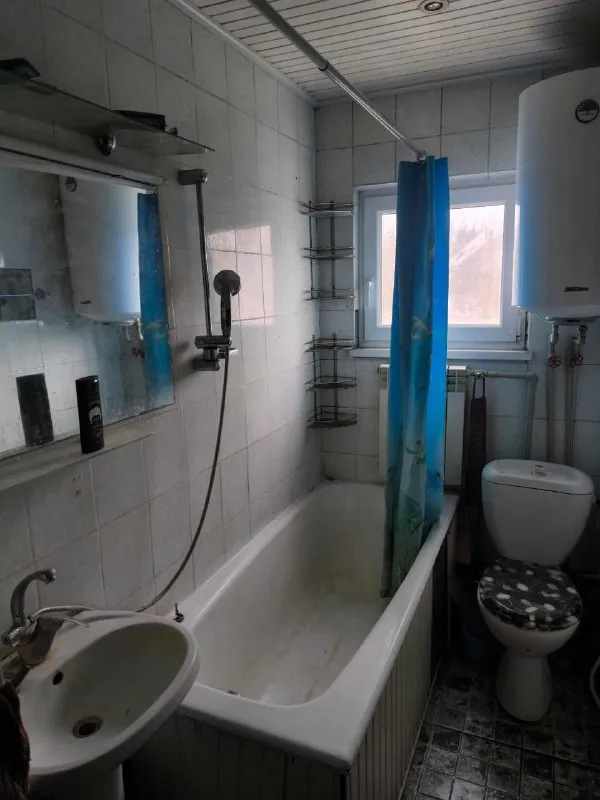 Продается частный дом 🏡

🌇Донецк в кировском районе на улице некрасова. 📍

💦Вода есть, накопительный бак насос болер.

Ключевые характеристики:
• 4 Просторные жилые комнаты
• 2 Отдельных санузла
• 2 Кухни
• Газифицированное отопление
• Жилое состояние, готово к заселению

Благоустроенная территория:
• Гараж на участке
• Хозяйственные постройки
• Специальная мангальная зона для отдыха
• Участок 6 соток

✅Все представленные фотографии полностью соответствуют объекту.

❗️Рассмотрим варианты торга для серьезных покупателей.
💰Цена 5 300 000 руб. Торг

📲☎️+79493247464
📲☎️+79491265897

Подписаться | дать объявление - фотография - 10