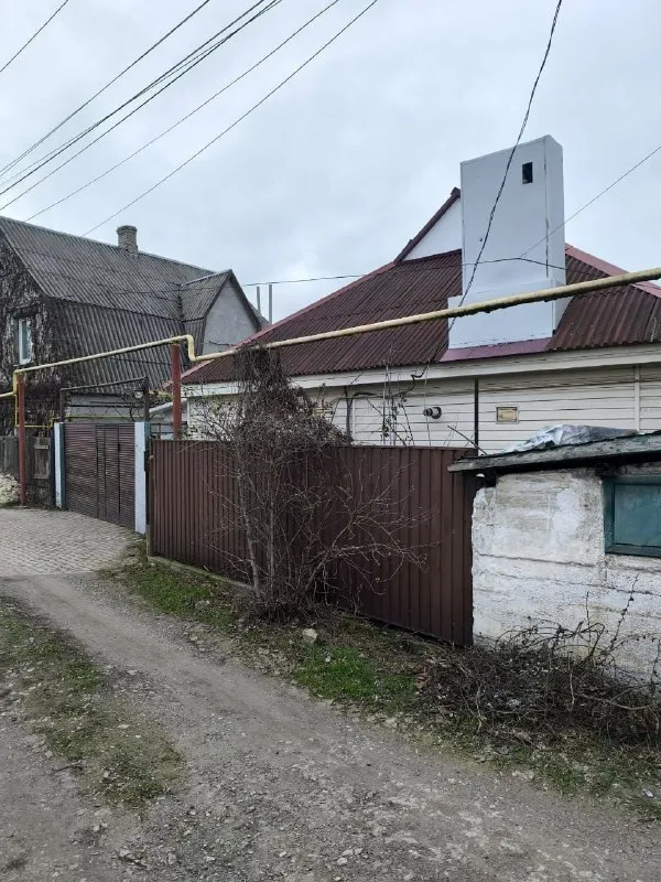 Продается частный дом 🏡

🌇Донецк в кировском районе на улице некрасова. 📍

💦Вода есть, накопительный бак насос болер.

Ключевые характеристики:
• 4 Просторные жилые комнаты
• 2 Отдельных санузла
• 2 Кухни
• Газифицированное отопление
• Жилое состояние, готово к заселению

Благоустроенная территория:
• Гараж на участке
• Хозяйственные постройки
• Специальная мангальная зона для отдыха
• Участок 6 соток

✅Все представленные фотографии полностью соответствуют объекту.

❗️Рассмотрим варианты торга для серьезных покупателей.
💰Цена 5 300 000 руб. Торг

📲☎️+79493247464
📲☎️+79491265897

Подписаться | дать объявление - фотография - 3