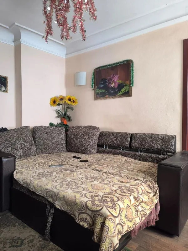 Продается частный дом 🏡

🌇Донецк в кировском районе на улице некрасова. 📍

💦Вода есть, накопительный бак насос болер.

Ключевые характеристики:
• 4 Просторные жилые комнаты
• 2 Отдельных санузла
• 2 Кухни
• Газифицированное отопление
• Жилое состояние, готово к заселению

Благоустроенная территория:
• Гараж на участке
• Хозяйственные постройки
• Специальная мангальная зона для отдыха
• Участок 6 соток

✅Все представленные фотографии полностью соответствуют объекту.

❗️Рассмотрим варианты торга для серьезных покупателей.
💰Цена 5 300 000 руб. Торг

📲☎️+79493247464
📲☎️+79491265897

Подписаться | дать объявление - фотография - 6