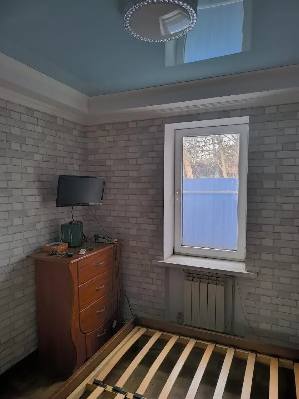 Продается частный дом 🏡

🌇Донецк в кировском районе на улице некрасова. 📍

💦Вода есть, накопительный бак насос болер.

Ключевые характеристики:
• 4 Просторные жилые комнаты
• 2 Отдельных санузла
• 2 Кухни
• Газифицированное отопление
• Жилое состояние, готово к заселению

Благоустроенная территория:
• Гараж на участке
• Хозяйственные постройки
• Специальная мангальная зона для отдыха
• Участок 6 соток

✅Все представленные фотографии полностью соответствуют объекту.

❗️Рассмотрим варианты торга для серьезных покупателей.
💰Цена 5 300 000 руб. Торг

📲☎️+79493247464
📲☎️+79491265897

Подписаться | дать объявление - фотография - 8