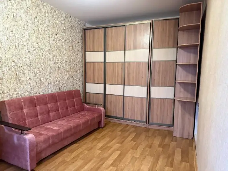 Посуточно двух комнатная квартира, донецк киевский район! Квартира укомплектована всем не обходимым для комфортного проживания! Холодильник, машинка, чайник, микроволновка, пылесос, утюг, телевизор, спальные места ! Постельные принадлежности! Сутки -5 тысяч , бронь по телефону +79495525499! - фотография - 1